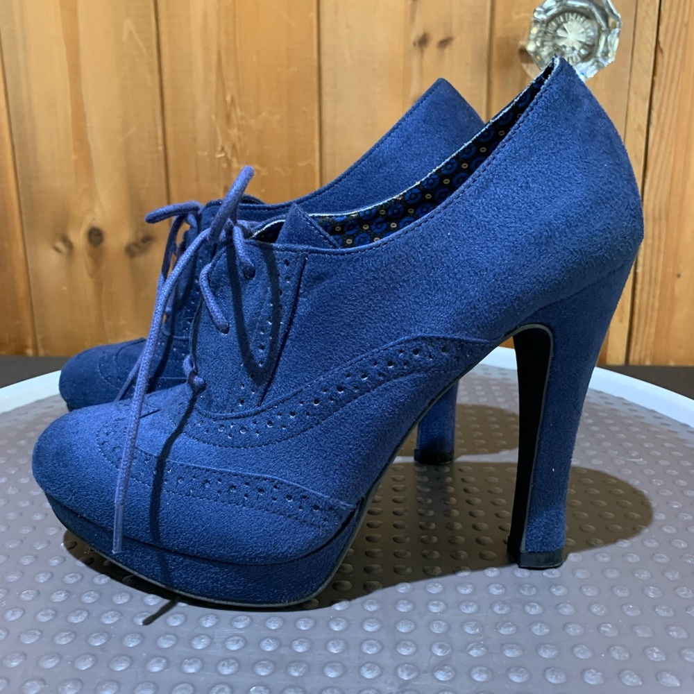 Fioni Manmade Blue Suede Heels size 8.5 Lace Ups Like New, tried on EUC - Picture 3 of 12